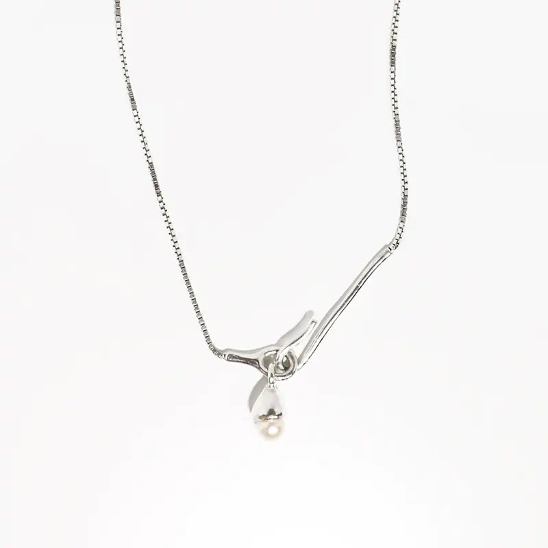 Silver Plated Pearl Necklace - Elegant and Versatile Jewelry with Shimmering Pendant